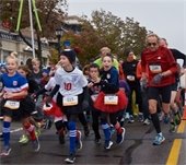 runners in the boo bash dash on lake street